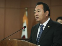 발언하는 윤주봉 사회도시위원장 