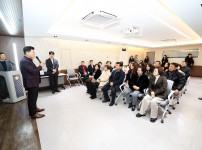 지역사회 발전을 위해 헌신한 퇴임 주민자치회장에게 감사패 수여